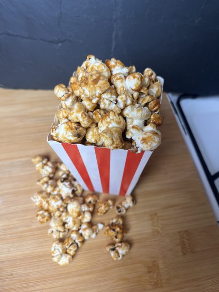 Pot avec du popcorn caramélisé dedans