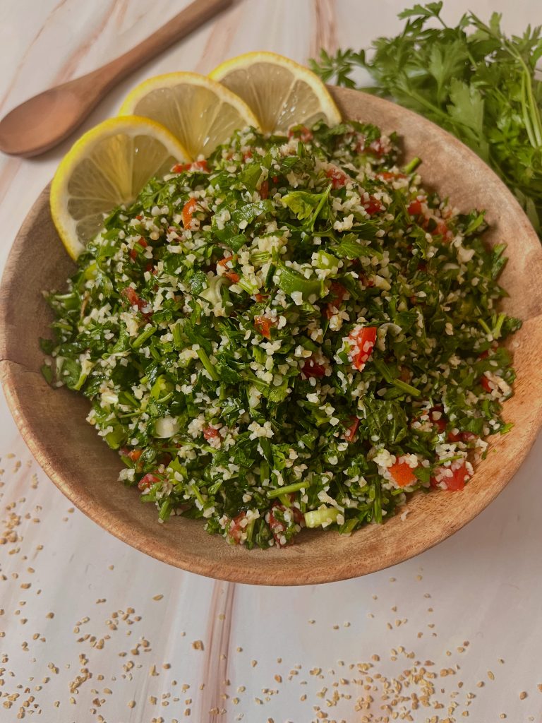Bol avec du taboulé libanais à base de persil