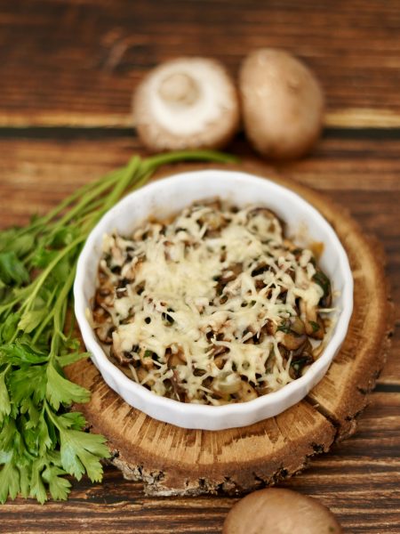 ramequin avec des champignons gratinés