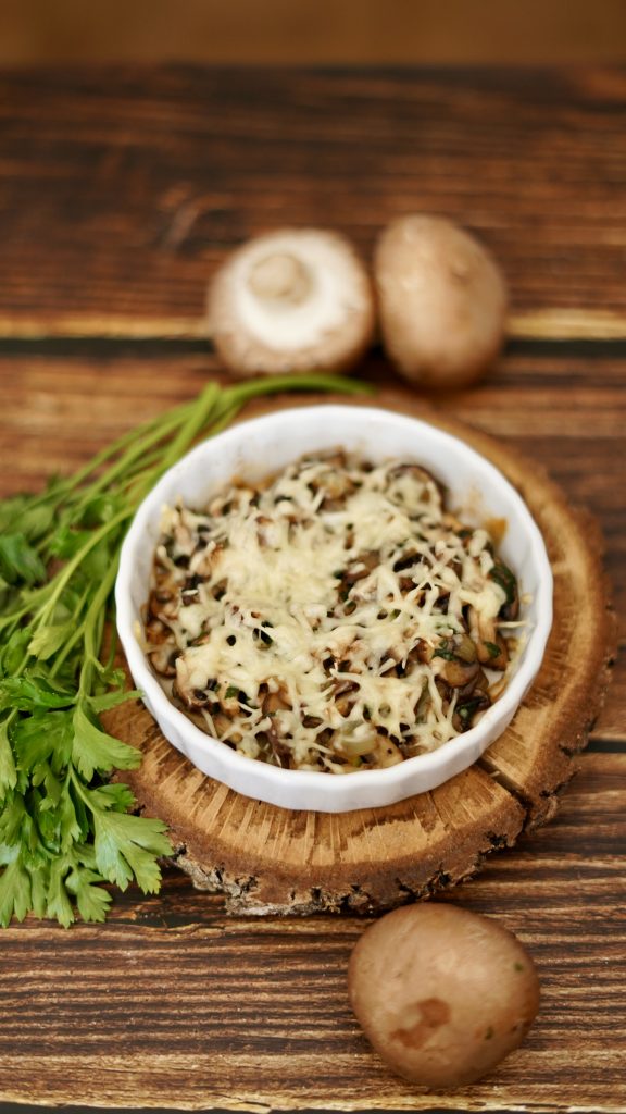 ramequin avec des champignons gratinés