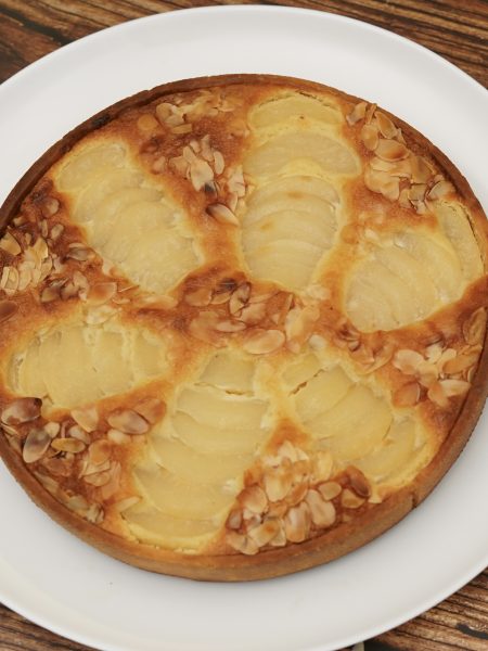 Tarte aux poires dans une assiette